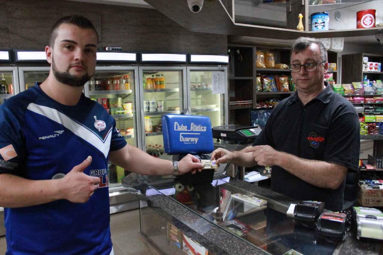 Airton Rochemback entrega o ingresso para o torcedor Luis Henrique Vanini.