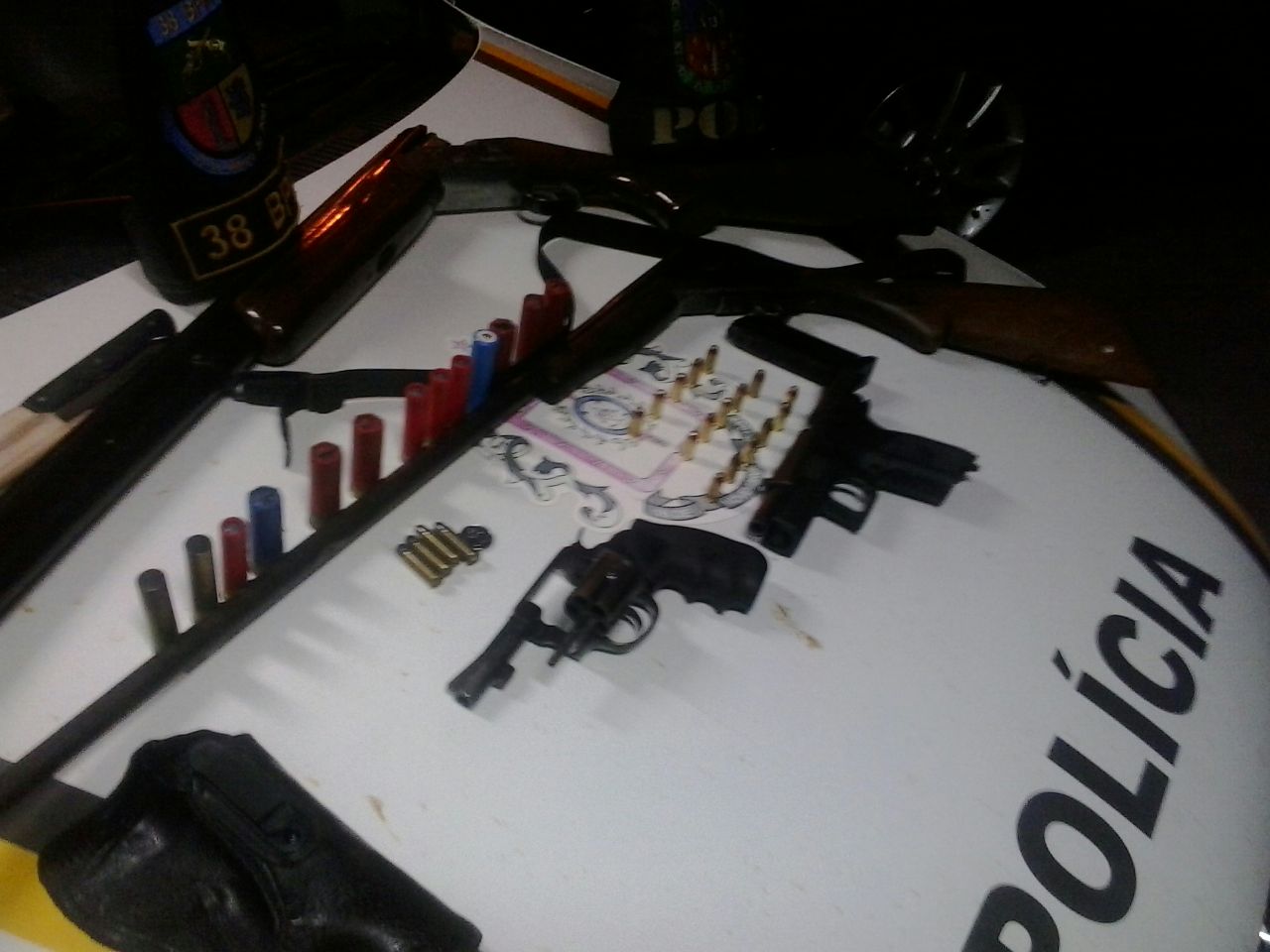armas-foram-apreendidas-e-os-ocupantes-do-veiculo-foram-presos-em-flagrante