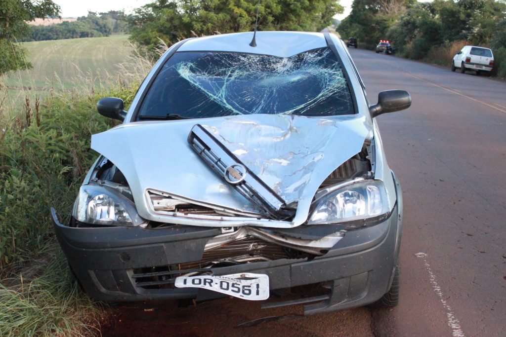 Com a força da colisão a moto ficou totalmente destruída e a caminhonete teve grandes danos.