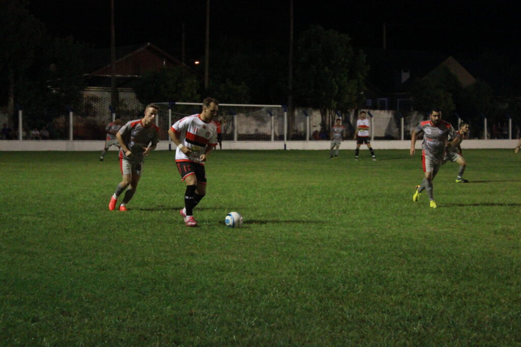 Unidos do América de Cleber Sonda (Com a Bola) é garantiu a vaga na sexta-feira.