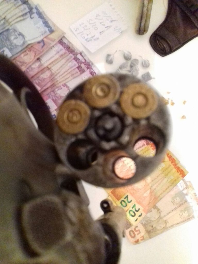 arma, drogas e dinheiro