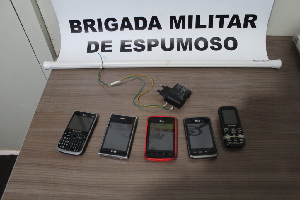 Celulares foram jogados pelas janelas para o pátio da penitenciária