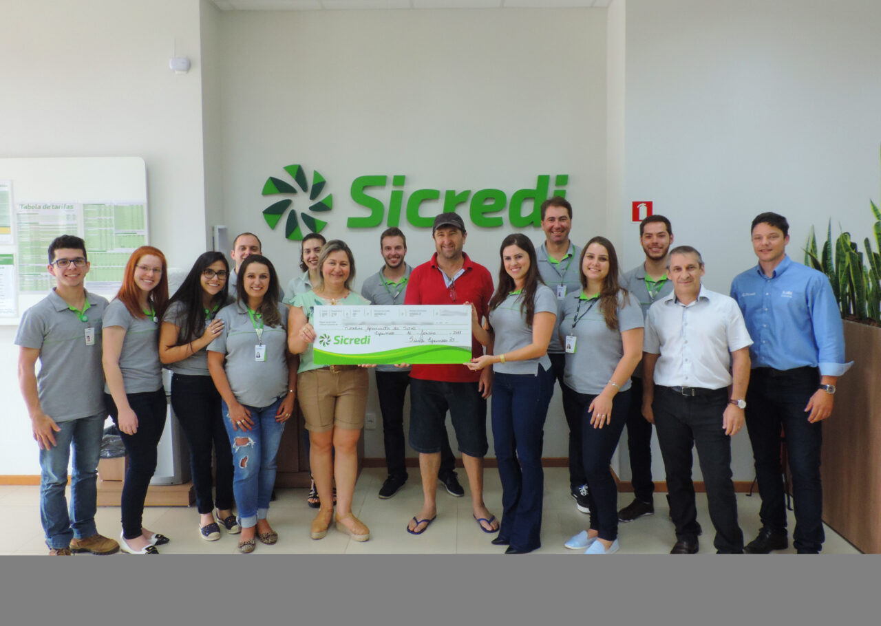 Momento da entrega simbólica do prêmio à associada