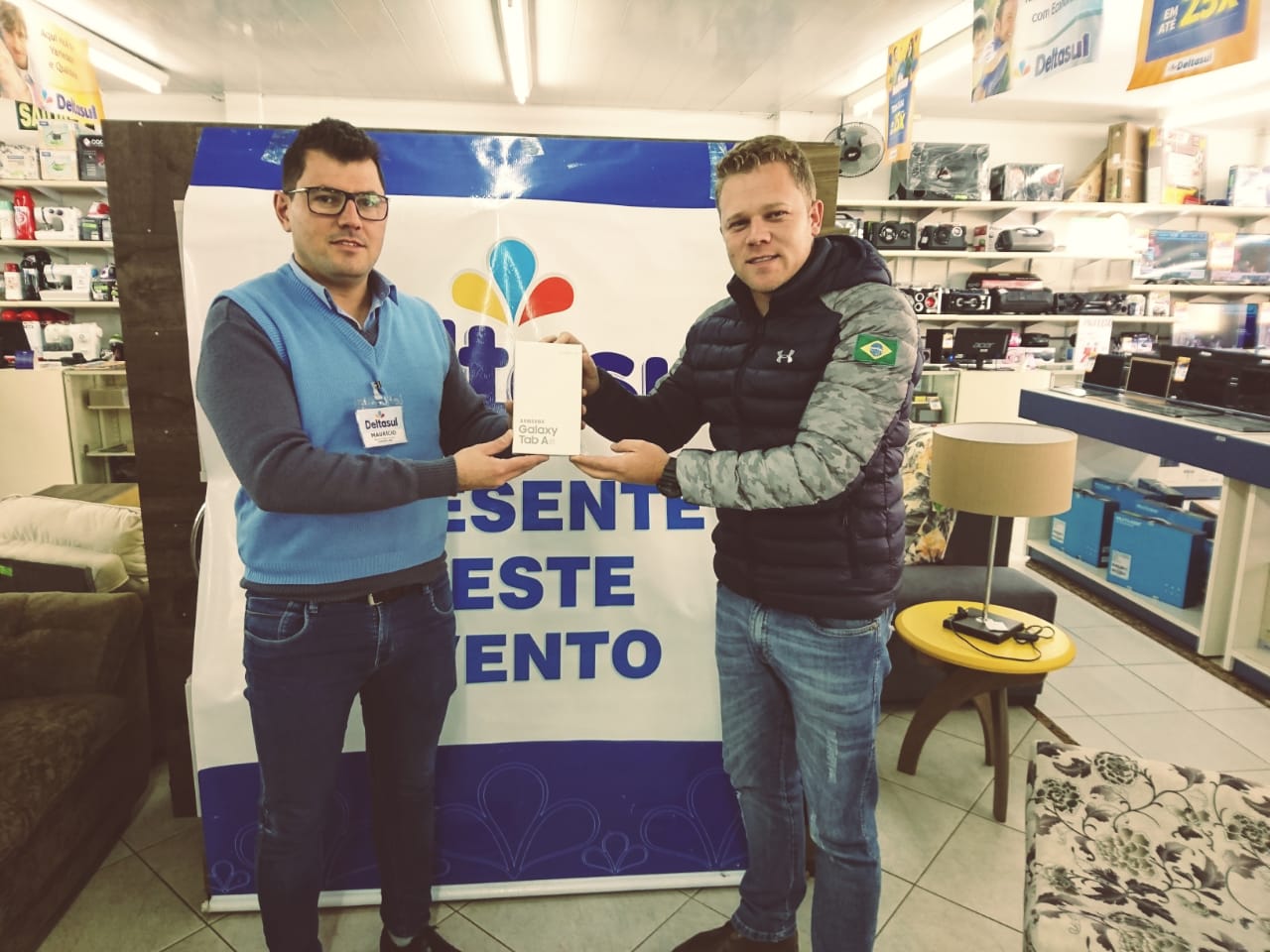O gerente Maurício Missio efetuou a entrega do aparelho ao Vice-presidente do Consepro,, Jonatan Palla.