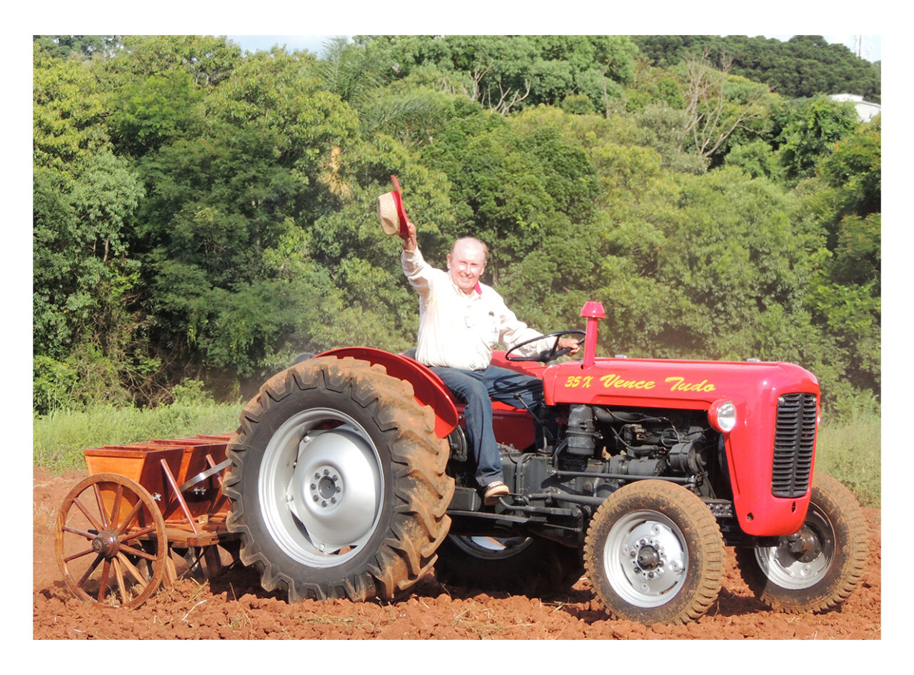 Alegria-com-sua-primeira-invencao-para-a-agricultura