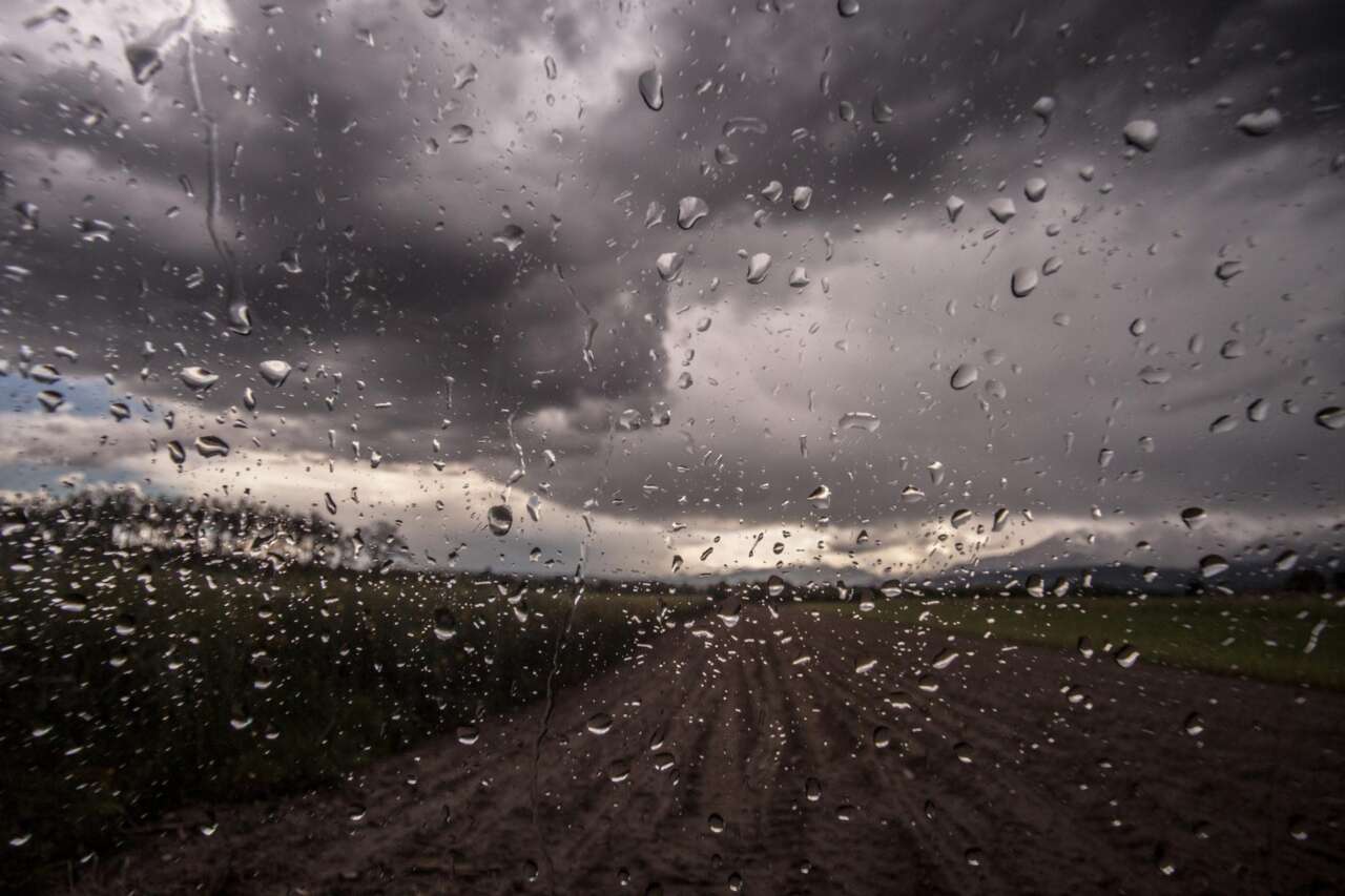 car-drops-of-water-glass-155328129