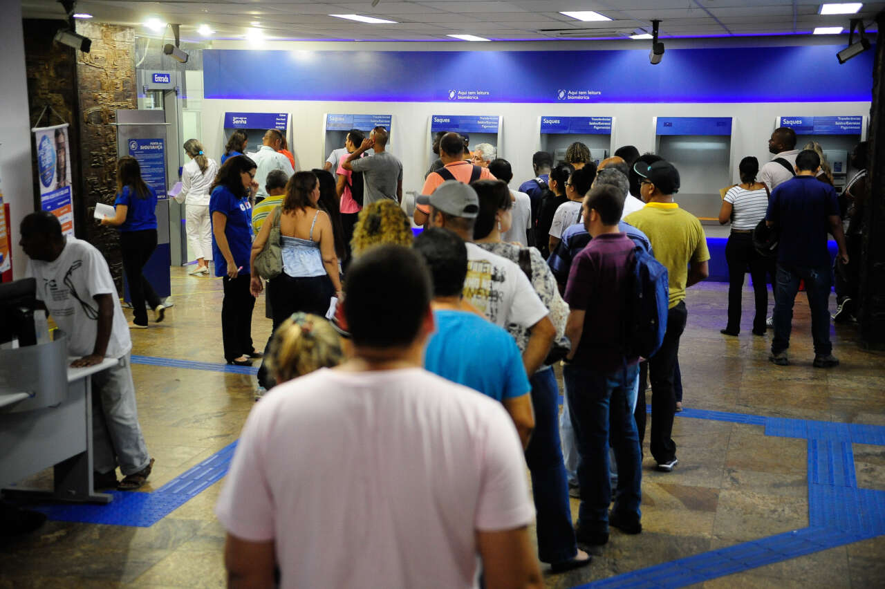 Rio de Janeiro - As agências da Caixa Econômica Federal antecipam em duas horas o atendimento aos clientes devido aos saques das contas inativas do Fundo de Garantia do Tempo de Serviço (Tomaz Silva/Agência Brasil)