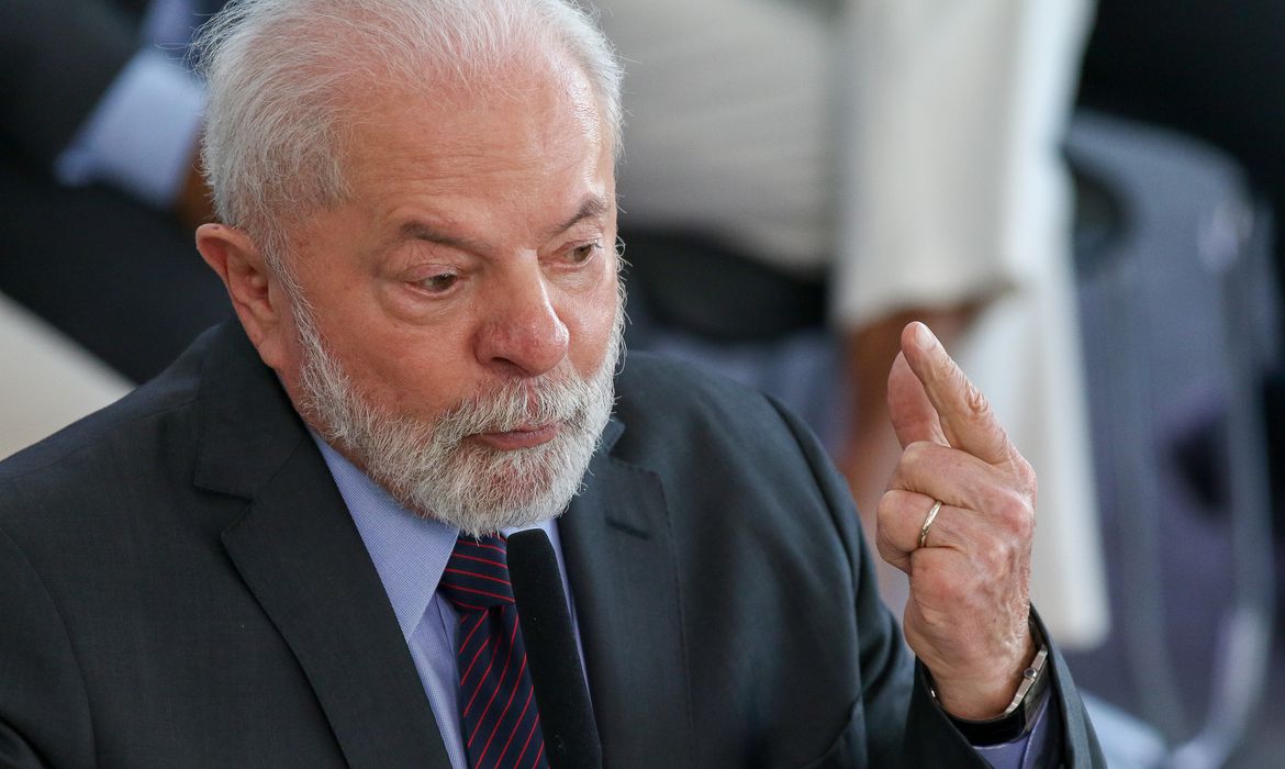 Brasília (DF), 31/07/2023, - O presidente Luiz Inácio Lula da Silva sanciona a lei que institui o Programa Escola em Tempo Integral, no Palácio do Planalto. Participam da cerimônia o ministro da Educação, Camilo Santana, parlamentares e outras autoridades. Foto: José Cruz/Agência Brasil