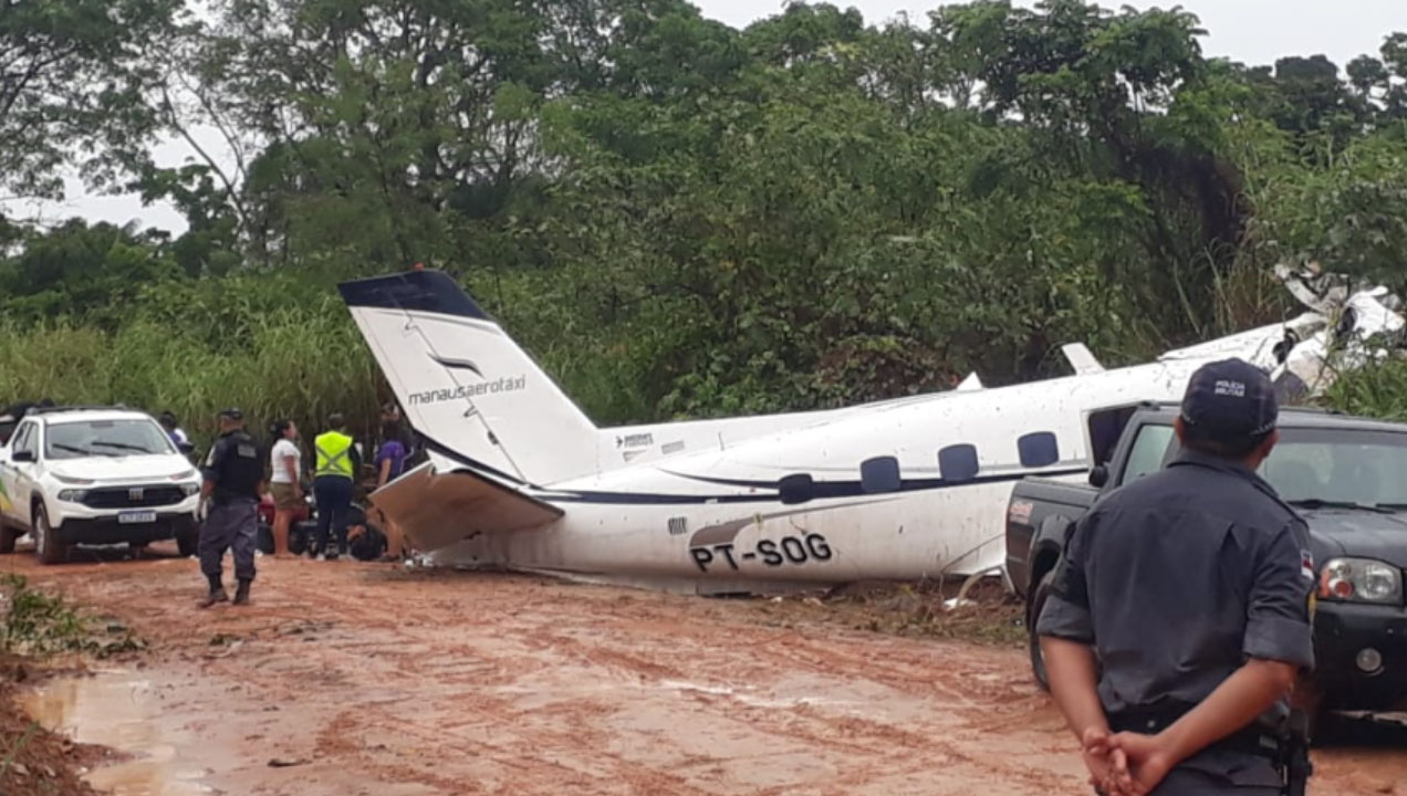 SAO LUIS MA 16-09-2023 METROPOLE ACIDENTE MORTES AVIAO O prefeito de Barcelos (AM), Edson de Paula Rodrigues Mendes, confirmou a queda de um avião de médio porte na tarde deste sábado (16). A aeronave do modelo Bandeirante levava 12 turistas a bordo, além do piloto e copiloto. Segundo o prefeito, não há sobreviventes. A queda aconteceu por volta das 15h (horário de Brasília) quando o avião tentava pousar na cidade. Chovia forte na hora do acidente. FOTO PORTAL REMADOR