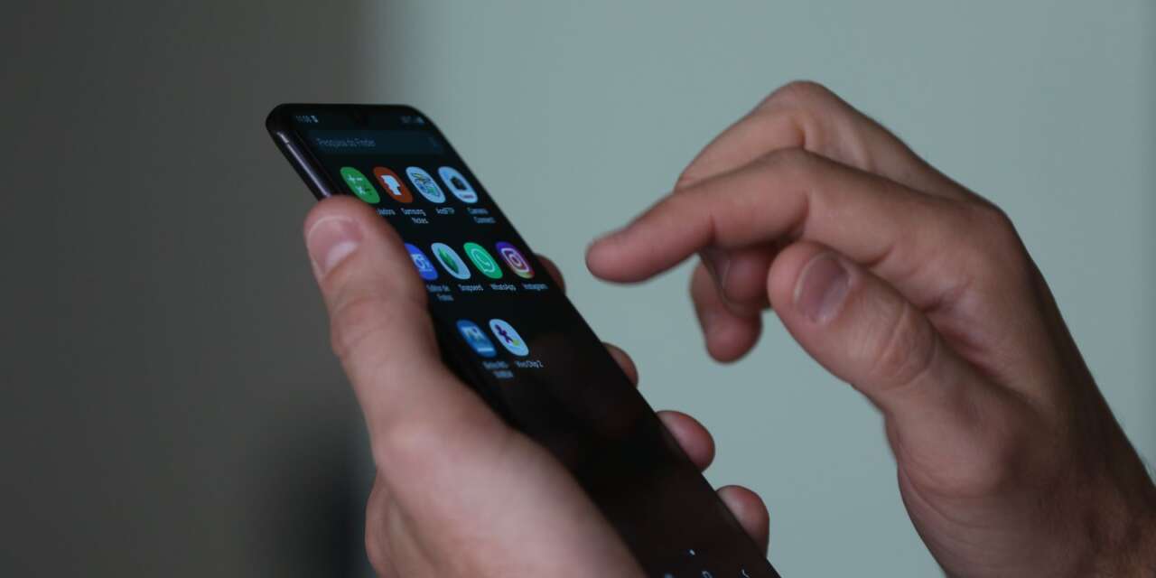 Smartphone, celular,  em uso.