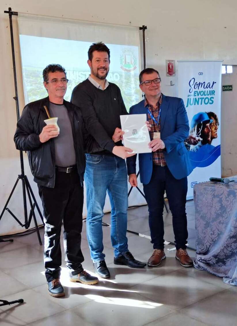 Na foto, da esquerda para direita: vice-prefeito Zelindo Signor, prefeito Douglas Fontana e Gerente de Relações Institucionais da Corsan José Roberto Ceolin Epstein
