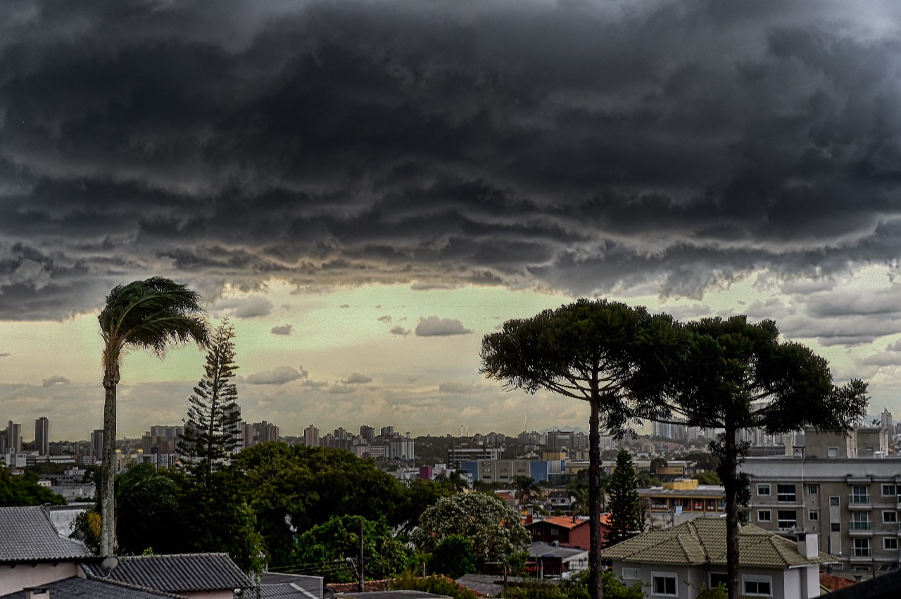 tempestade-temporal-chuva-Denis-Ferreira-Netto-Arquivo-Tribuna-do-Parana
