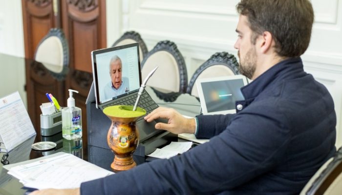 Lançamento foi em videoconferência com o presidente do Banrisul, Claudio Coutinho, e o secretário da Agricultura, Covatti Filho - Foto: Gustavo Mansur / Palácio Piratini