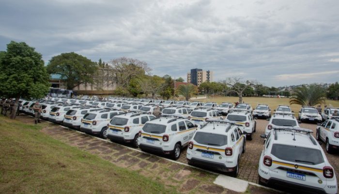 Entre os veículos entregues, 107 são semiblindados, modelo Duster Renault, quase todos para cidades fora da Grande Porto Alegre - Foto: Felipe Dalla Valle/Palácio Piratini