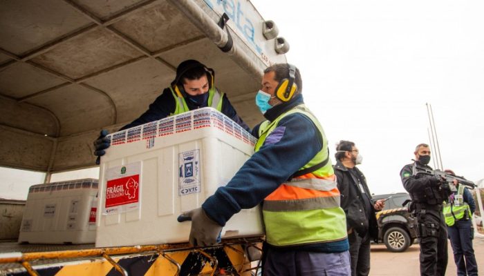 Na manhã desta quarta-feira (4/8), 51.400 doses de vacina Coronac chegaram ao RS - Foto: Rodger Timm/Palácio Piratini