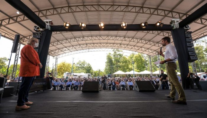 O governador e a secretária Arita apresentaram a nova fase do Avançar na Saúde para representantes de cerca de 80 municípios - Foto: Gustavo Mansur/Palácio Piratini
