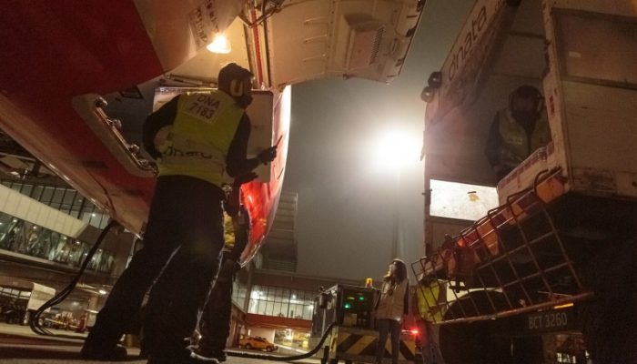 Avião pousou às 23h15 desta quinta (8/7) no aeroporto de Porto Alegre com 51.200 doses de Coronavac - Foto: Gustavo Mansur / Palácio Piratini