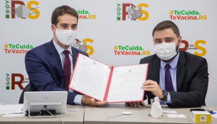 Governador Leite e o presidente da Assembleia, deputado Gabriel Souza, com o ofício que será enviado ao Ministério da Saúde (Foto: Felipe Dalla Valle/Palácio Piratini)