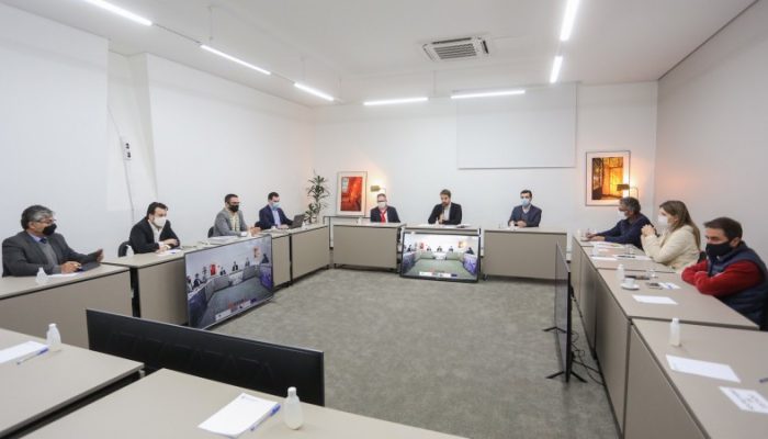 Governador Leite, vice Ranolfo e secretários participaram de reunião com deputados da base aliada - Foto: Felipe Dalla Valle / Palácio Piratini