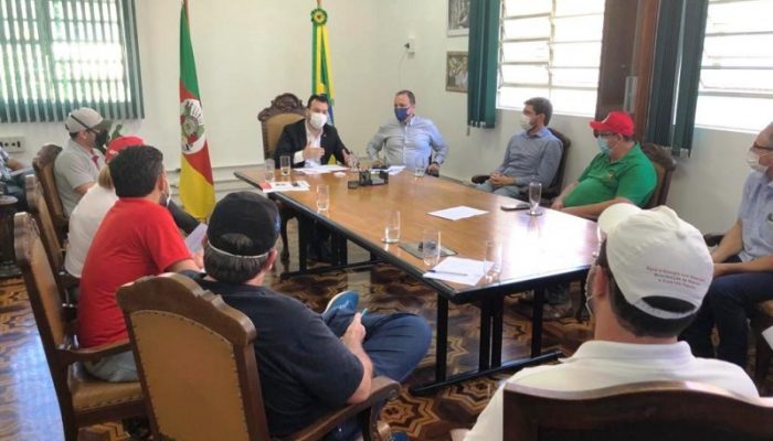 Chefe da Casa Civil e secretário adjunto da Agricultura receberam comitiva representativa dos manifestantes - Foto: Divulgação Seapdr