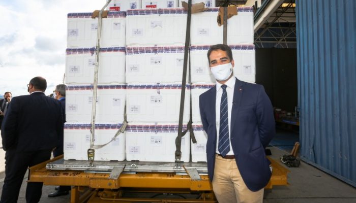 No aeroporto de Guarulhos, em São Paulo, Leite disse que, em 24 horas, as doses da vacina estarão em todas as regiões do Estado - Foto: Felipe Dalla Valle/Palácio Piratini