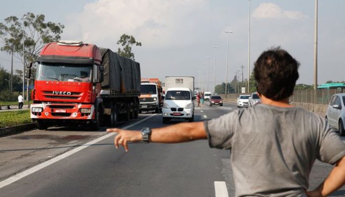Paralisação dos caminhoneiros na Rodovia Presidente Dutra, no Rio de Janeiro.
