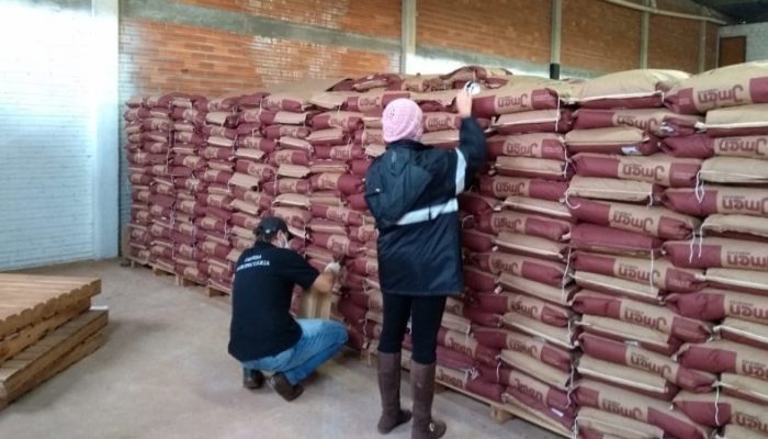 Fiscais e técnicos da Seapdr coletaram amostras das sacas do programa Troca-Troca para verificar a qualidade do produto - Foto: Divulgação Seapdr