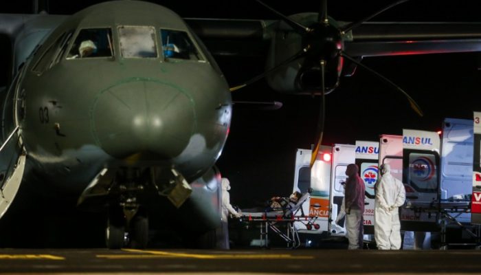 Pacientes foram transferidos diretamente do avião da FAB para ambulâncias e levados para hospitais na capital e em Canoas - Foto: Felipe Dalla Valle / Palácio Piratini