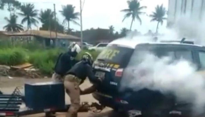 Nos vídeos que circulam na internet, os agentes aparecem pressionando a perna de Genivaldo contra o porta-malas, a essa altura cheio de fumaça
Twitter @Hermann_bahia / Reprodução