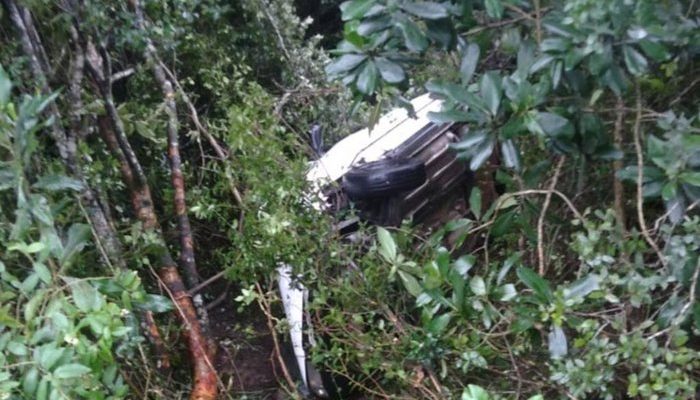Motorista jogou carro para fora da pista e ficou desacordado após o impacto
CRBM / Divulgação
