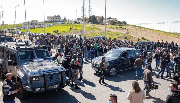 Manifestantes protestam na cidade de Salt, pela morte de pacientes por falta de oxigênioKhalil Mazraawi / AFP