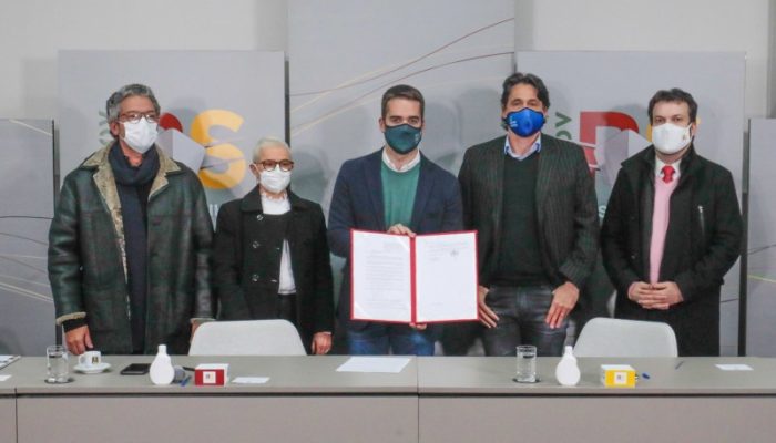 Governador conduziu a cerimônia de assinatura do decreto - Foto: Itamar Aguiar/Palácio Piratini