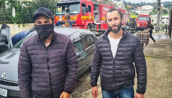 Após o resgate, Gilberto Rocha e Jackson Laurindo precisaram de atendimento médico porque inalaram fumaça. Eles e a idosa passam bem
Jackson Cardoso / Divulgação