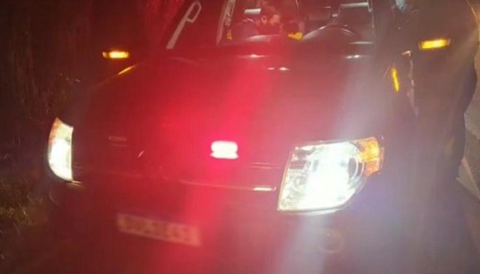 Policiais descobriram que o veículo era blindado e possuía sirene e luzes intermitentes azuis e vermelhas | Foto: PRF / Divulgação