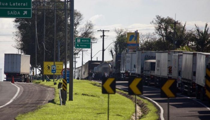 Caminhões parados em Osório, no Litoral Norte, por volta das 8h30min desta quinta
Jefferson Botega / Agencia RBS