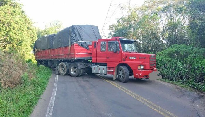 Colisão entre um caminhão Scania e uma Nissan Frontier ocorreu na RS-486
CRBM / Divulgação