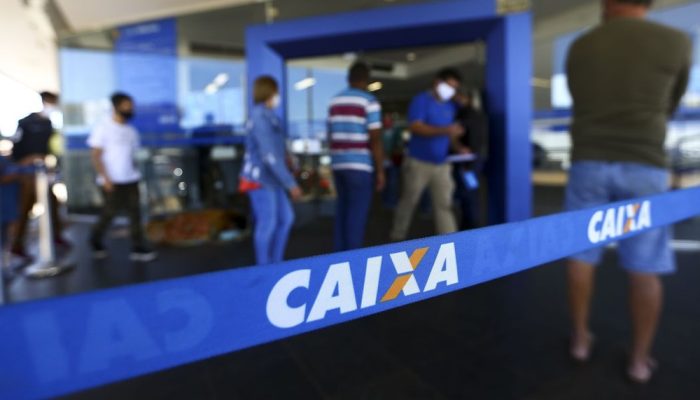 Fila para entrada em agência da Caixa, em Brasília.