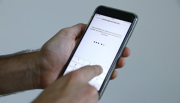 Código de seis dígitos é solicitado quando alguém tenta registrar o número de telefone no aplicativo novamente
Isadora Neumann / Agencia RBS