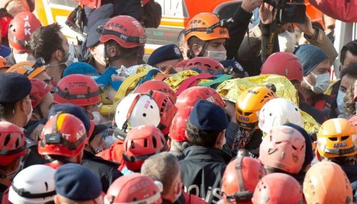 Equipes de resgate retiram a menina Ayda Gezgin, de 4 anos, dos escombros de edifíco em Izmir 91 horas depois do terremoto - AFP