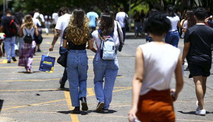 Candidatos comparecem a local de prova para a primeira etapa do Exame Nacional do Ensino Médio (Enem) 2022.