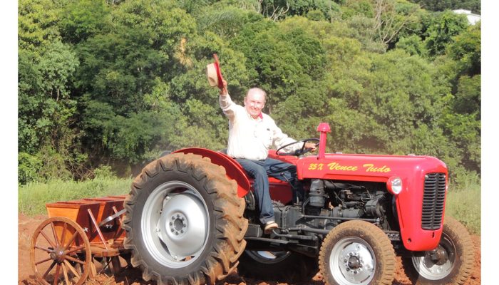 Alegria-com-sua-primeira-invencao-para-a-agricultura