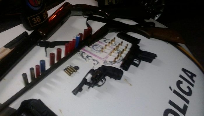 armas-foram-apreendidas-e-os-ocupantes-do-veiculo-foram-presos-em-flagrante