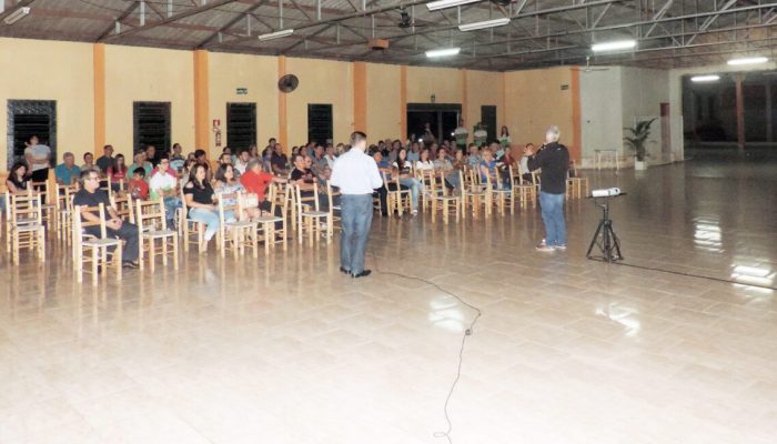 Associados reunidos no Salão do Bairro Martini