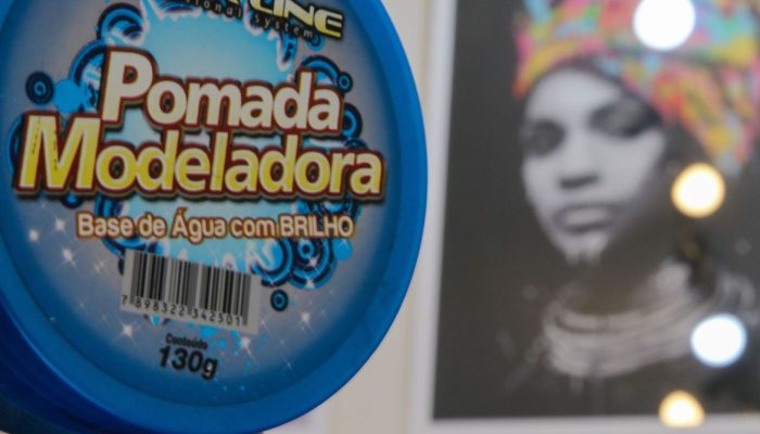 A cabelereira e trocologista Rosi Ribeiro conversa com a Agência Brasil sobre o uso de pomadas capilares e os perigos de alguns cosméticos