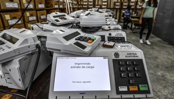Brasil, São José dos Campos, SP, 04/11/2020. Funcionária do Tribunal Superior Eleitoral (TSE) manuseia urnas eletrônicas que serão utilizadas nas Eleições 2020, para prefeituras de todo o país, durante testes para o pleito eleitoral, na cidade de São José dos Campos (SP), no Vale do Paraíba. - Crédito:LUCAS LACAZ RUIZ/ESTADÃO CONTEÚDO/AE/Código imagem:233080