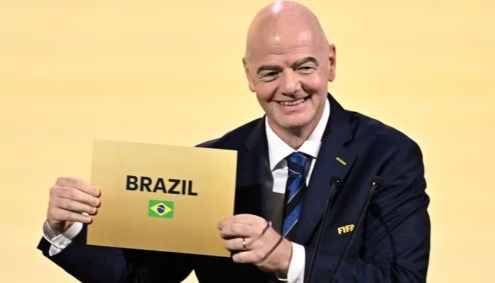 O presidente da Fifa, Gianni Infantino, anuncia o Brasil como sede da Copa Feminina de 2027 — Foto: MANAN VATSYAYANA / AFP