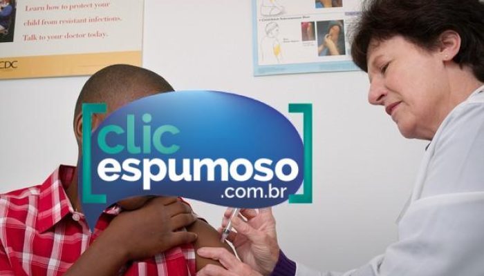 Enfermeira administra vacina em adolescente; a partir do ano que vem os meninos vão ser incluídos na campanha de vacinação contra o HPV, segundo Ministério da Saúde. (Foto: CDC/ Judy Schmidt)