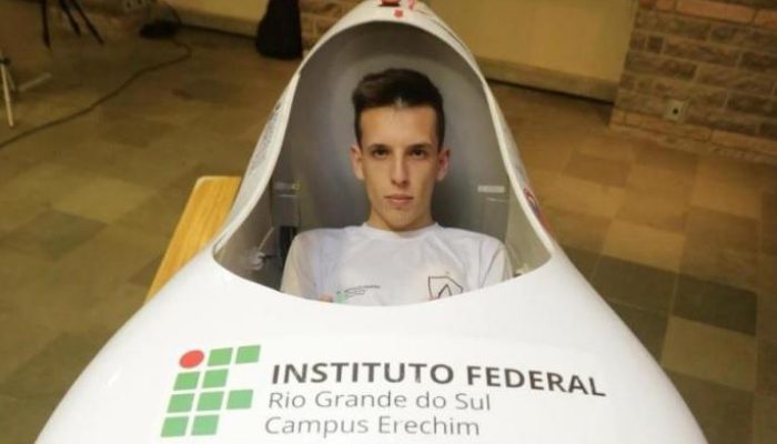 Aluno Izequiel dentro do "carrinho"
André Ávila / Agencia RBS