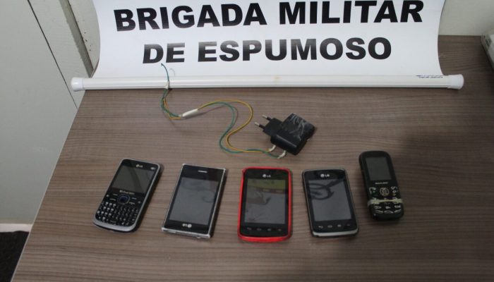 Celulares foram jogados pelas janelas para o pátio da penitenciária