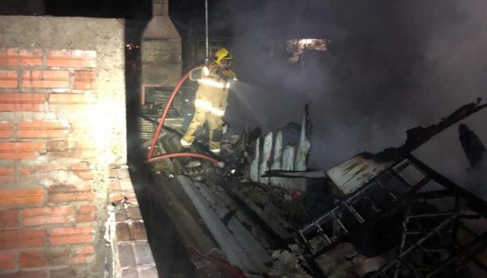 Incendio-destroi-duas-residencias-no-bairro-Sao-Jose-em-Passo-Fundo-8-768x1024